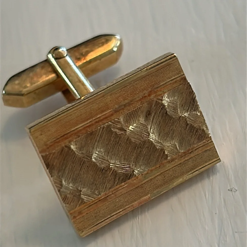 Cufflinks gold toned basketweave, .75”